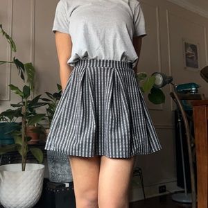 Rectangular patterned pleated mini skirt by Joe Benbasset size extra small